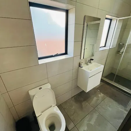 5 Elizabeth Place - Beautiful Self Catering 1 Bedroom Unit Next To Kyalami Racetrack With Free Wifi - Swimming Pool Gym And Restaurant - Perfect For A Couple In Midrand Waterfall Exterior photo