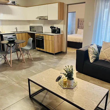 5 Elizabeth Place - Beautiful Self Catering 1 Bedroom Unit Next To Kyalami Racetrack With Free Wifi - Swimming Pool Gym And Restaurant - Perfect For A Couple In Midrand Waterfall Exterior photo
