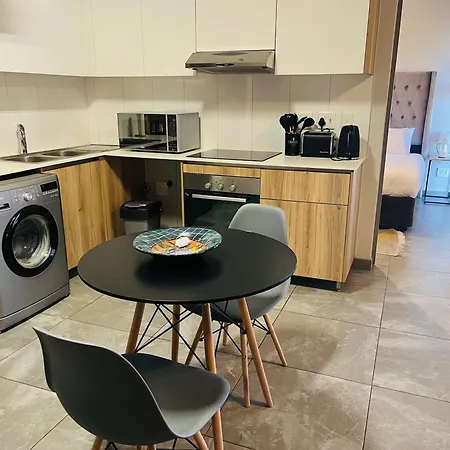5 Elizabeth Place - Beautiful Self Catering 1 Bedroom Unit Next To Kyalami Racetrack With Free Wifi - Swimming Pool Gym And Restaurant - Perfect For A Couple In Midrand Waterfall Exterior photo