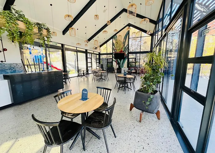 5 Elizabeth Place - Beautiful Self Catering 1 Bedroom Unit Next To Kyalami Racetrack With Free Wifi - Swimming Pool Gym And Restaurant - Perfect For A Couple In Midrand Waterfall