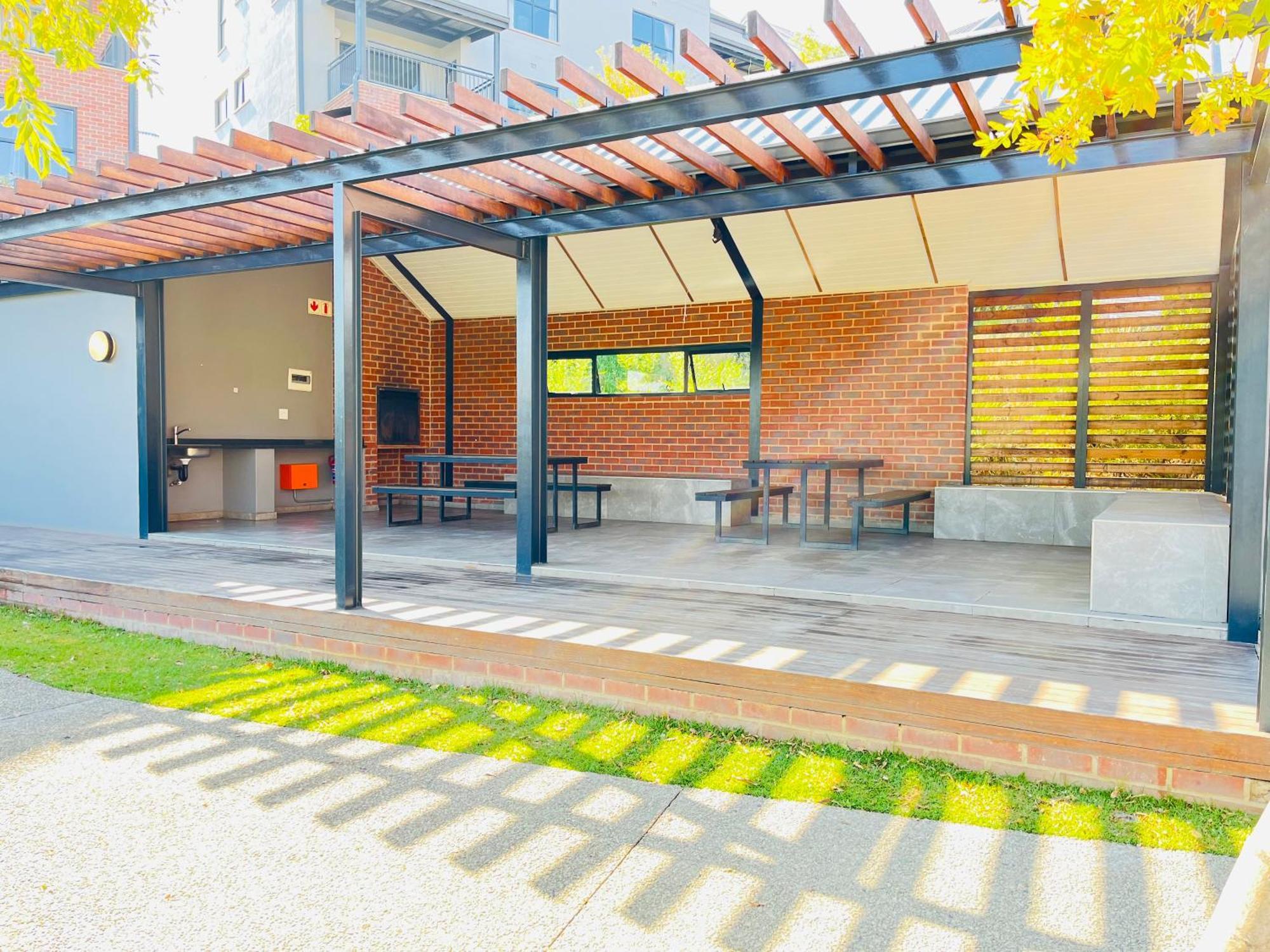 Apartment 5 Elizabeth Place - Beautiful Self Catering 1 Bedroom Unit Next To Kyalami Racetrack With Free Wifi - Swimming Pool Gym And Restaurant - Perfect For A Couple In Waterfall *