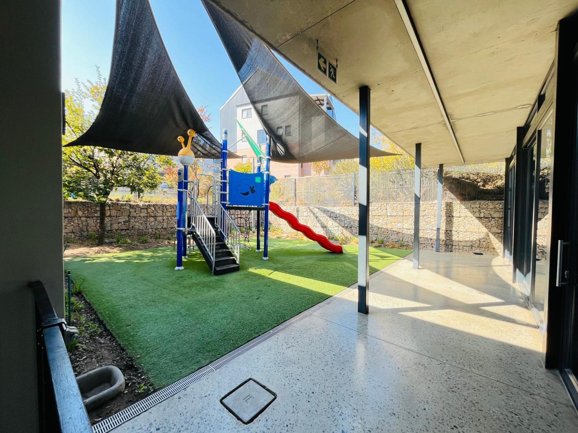 Apartment 5 Elizabeth Place - Beautiful Self Catering 1 Bedroom Unit Next To Kyalami Racetrack With Free Wifi - Swimming Pool Gym And Restaurant - Perfect For A Couple In Waterfall Midrand