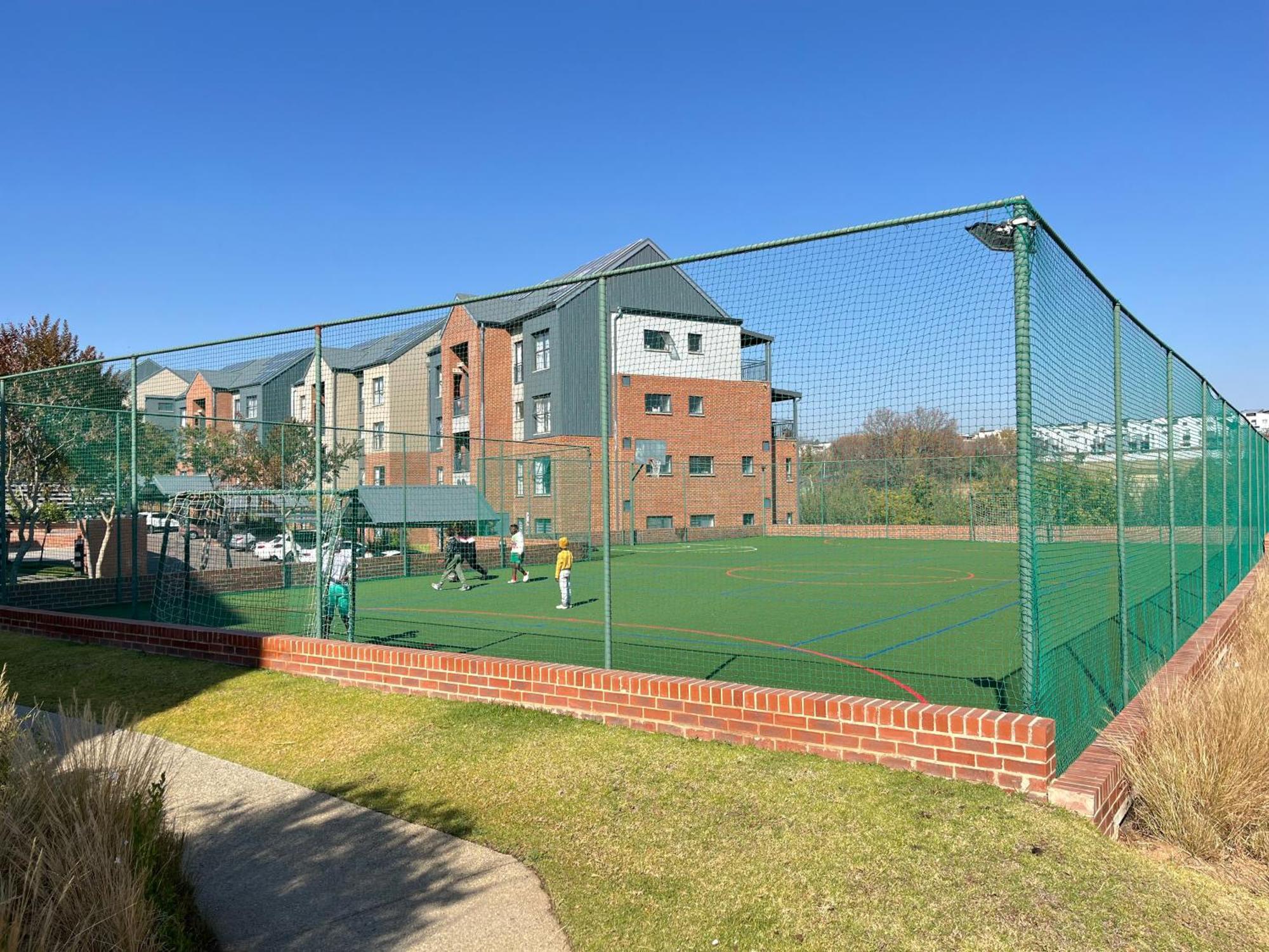 5 Elizabeth Place - Beautiful Self Catering 1 Bedroom Unit Next To Kyalami Racetrack With Free Wifi - Swimming Pool Gym And Restaurant - Perfect For A Couple In Waterfall Midrand