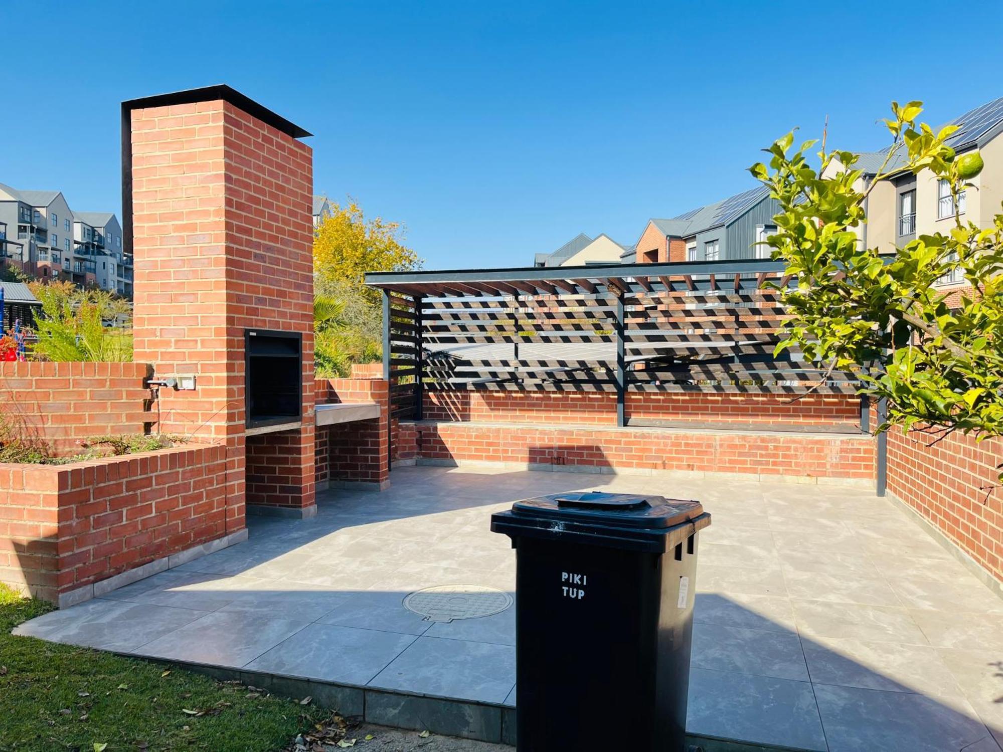 5 Elizabeth Place - Beautiful Self Catering 1 Bedroom Unit Next To Kyalami Racetrack With Free Wifi - Swimming Pool Gym And Restaurant - Perfect For A Couple In Waterfall Apartment