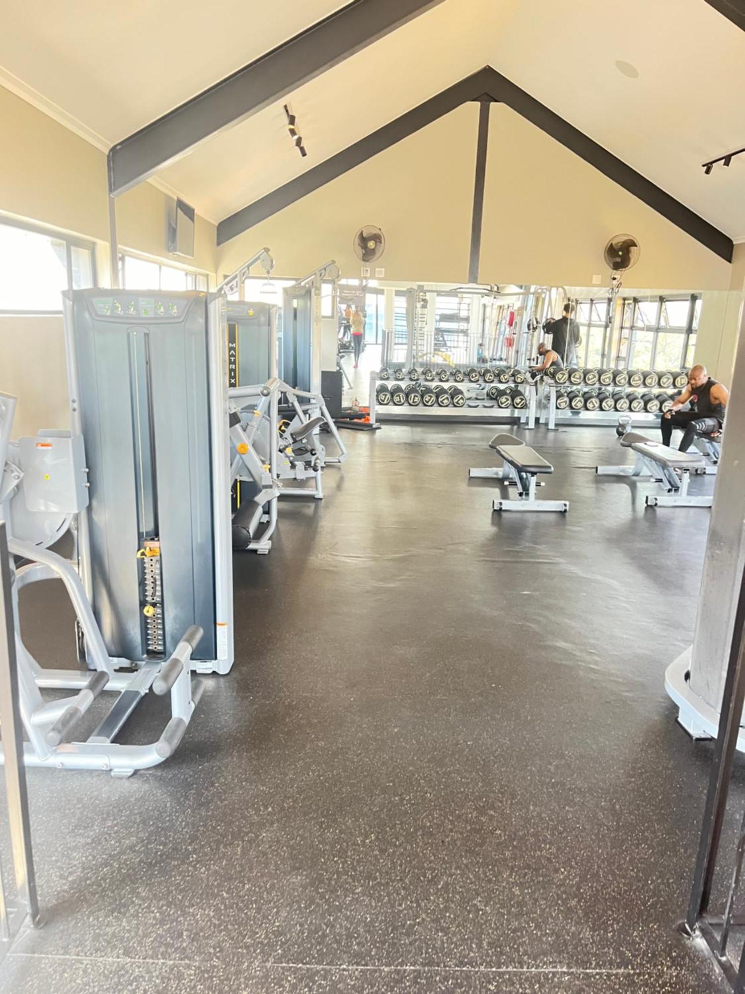 Apartment 5 Elizabeth Place - Beautiful Self Catering 1 Bedroom Unit Next To Kyalami Racetrack With Free Wifi - Swimming Pool Gym And Restaurant - Perfect For A Couple In Waterfall