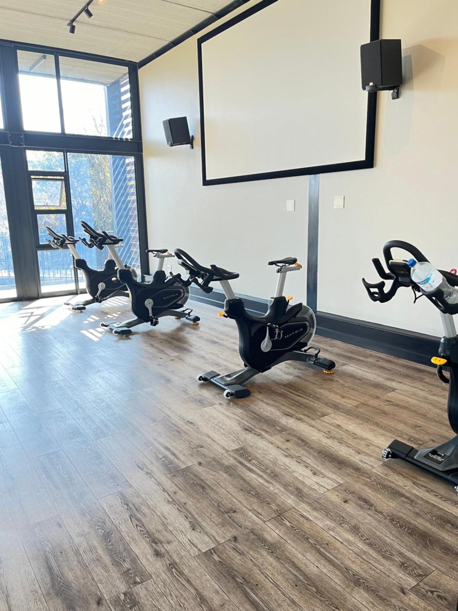 Apartment 5 Elizabeth Place - Beautiful Self Catering 1 Bedroom Unit Next To Kyalami Racetrack With Free Wifi - Swimming Pool Gym And Restaurant - Perfect For A Couple In Waterfall *