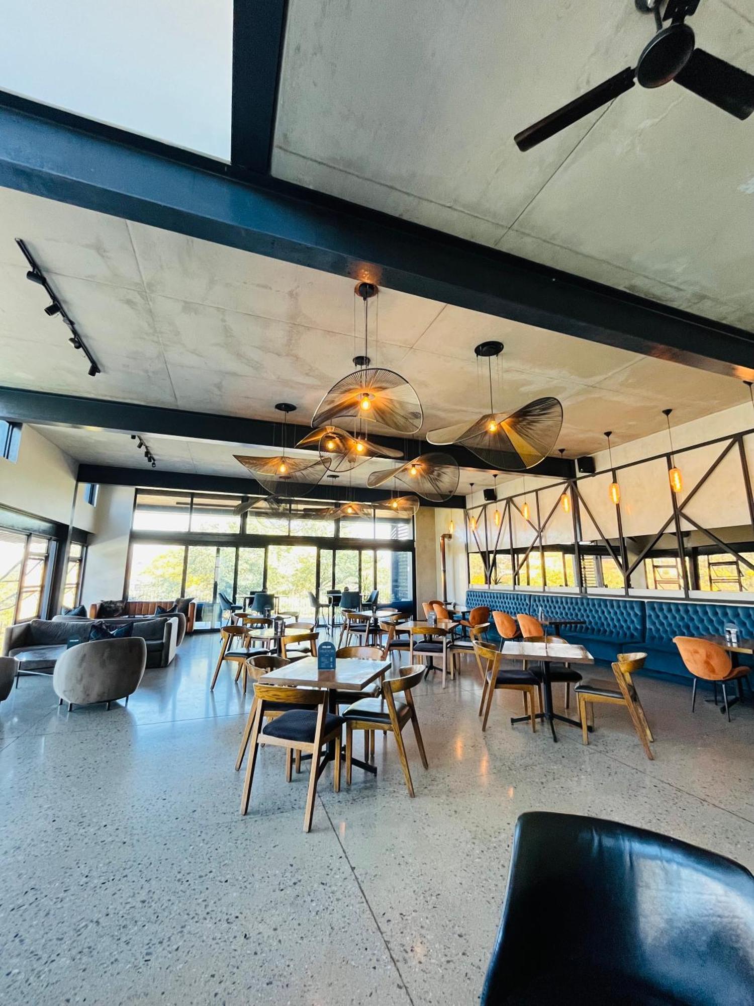 5 Elizabeth Place - Beautiful Self Catering 1 Bedroom Unit Next To Kyalami Racetrack With Free Wifi - Swimming Pool Gym And Restaurant - Perfect For A Couple In Waterfall * Midrand