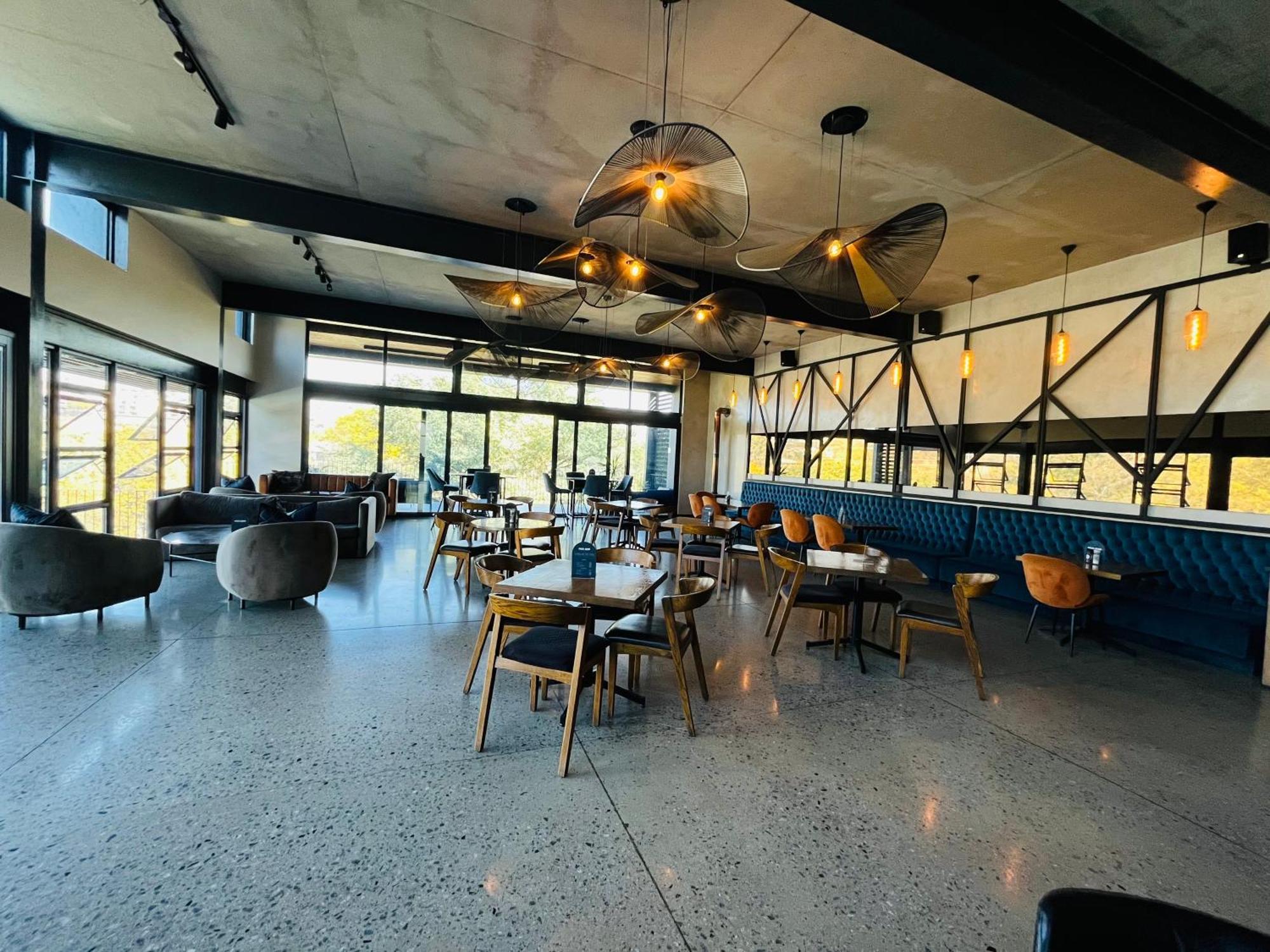 5 Elizabeth Place - Beautiful Self Catering 1 Bedroom Unit Next To Kyalami Racetrack With Free Wifi - Swimming Pool Gym And Restaurant - Perfect For A Couple In Waterfall Apartment *