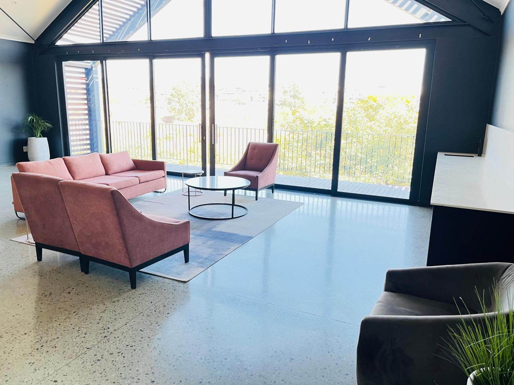 5 Elizabeth Place - Beautiful Self Catering 1 Bedroom Unit Next To Kyalami Racetrack With Free Wifi - Swimming Pool Gym And Restaurant - Perfect For A Couple In Waterfall Apartment Midrand