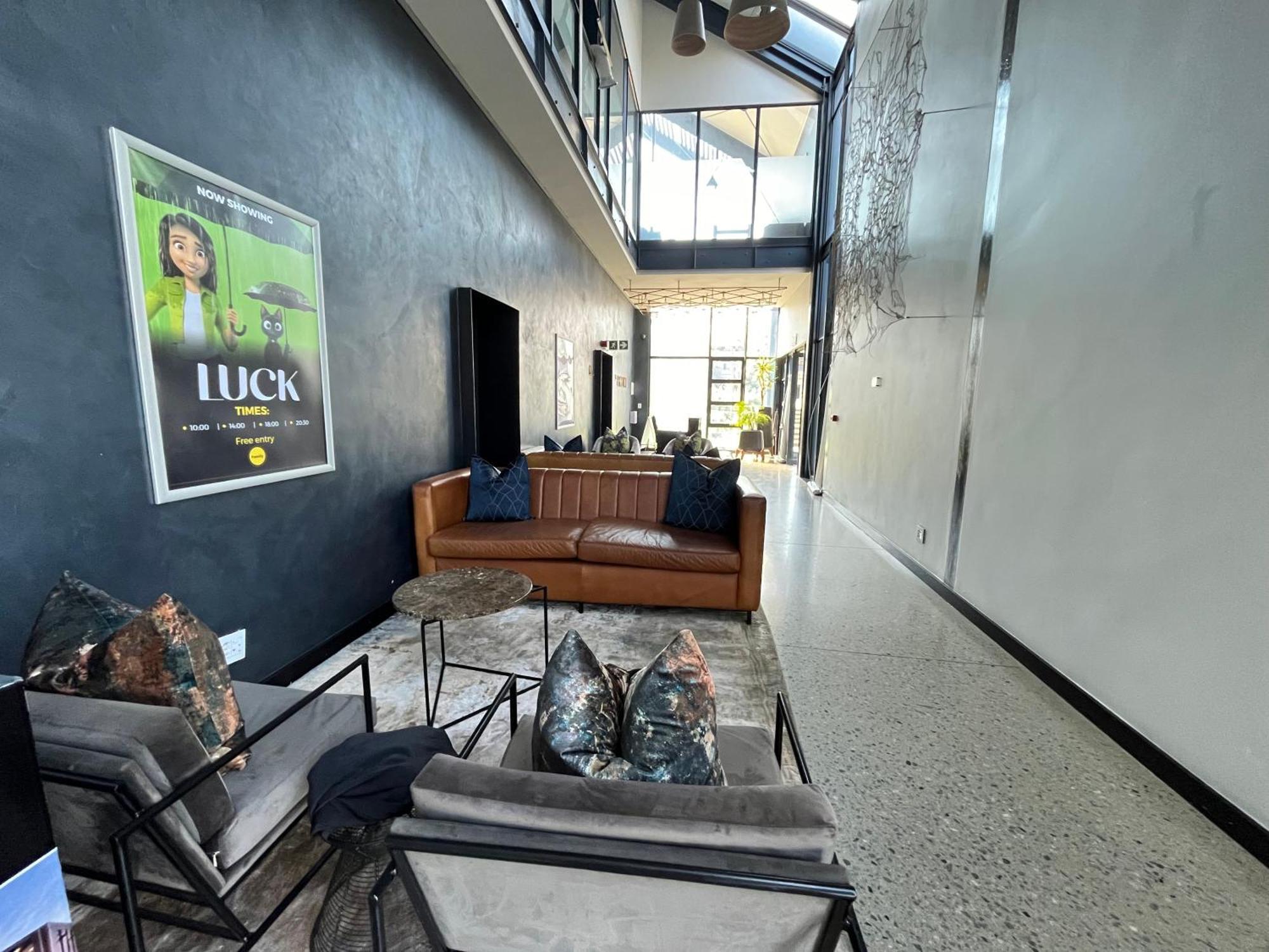 Apartment 5 Elizabeth Place - Beautiful Self Catering 1 Bedroom Unit Next To Kyalami Racetrack With Free Wifi - Swimming Pool Gym And Restaurant - Perfect For A Couple In Waterfall Midrand