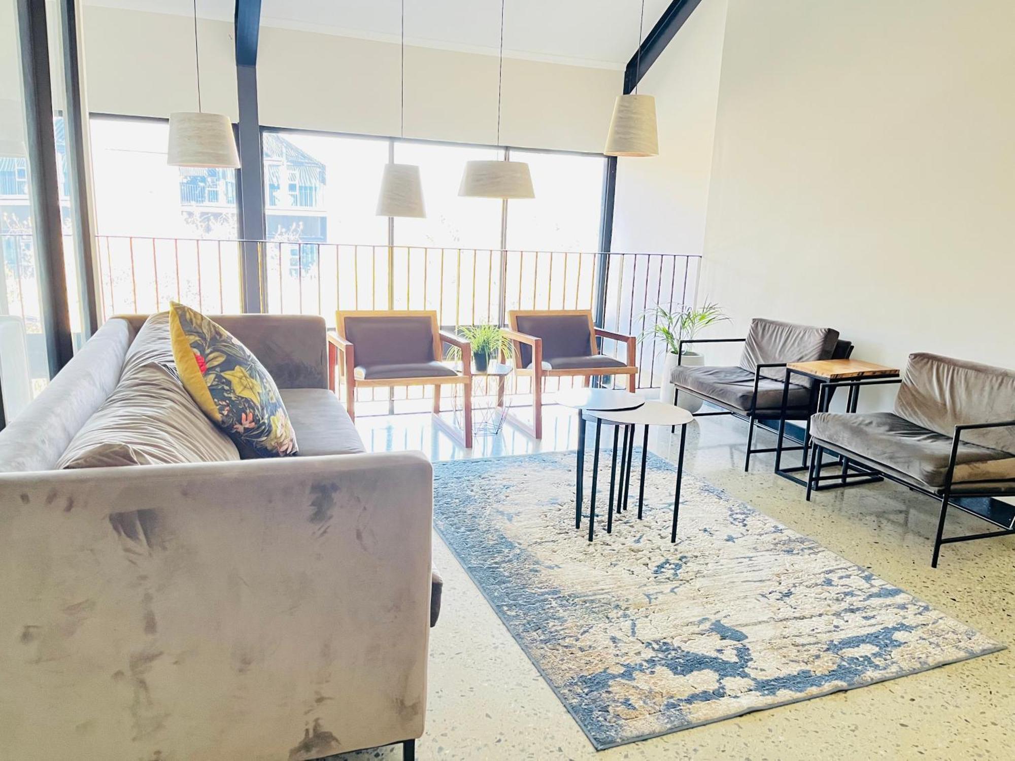 5 Elizabeth Place - Beautiful Self Catering 1 Bedroom Unit Next To Kyalami Racetrack With Free Wifi - Swimming Pool Gym And Restaurant - Perfect For A Couple In Waterfall Midrand