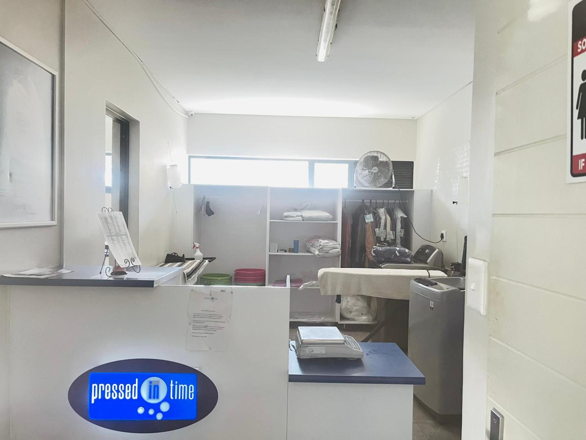 5 Elizabeth Place - Beautiful Self Catering 1 Bedroom Unit Next To Kyalami Racetrack With Free Wifi - Swimming Pool Gym And Restaurant - Perfect For A Couple In Waterfall