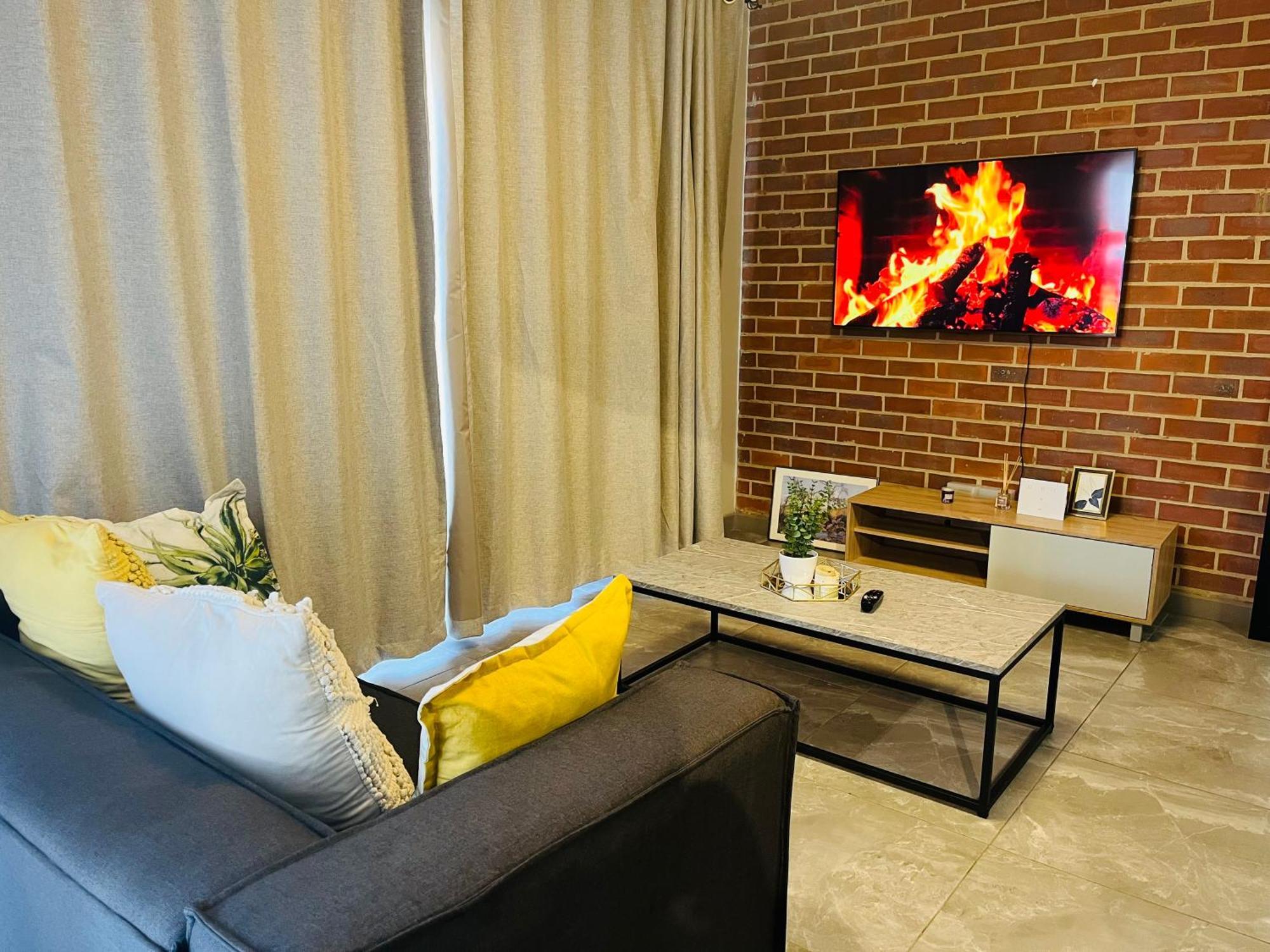 5 Elizabeth Place - Beautiful Self Catering 1 Bedroom Unit Next To Kyalami Racetrack With Free Wifi - Swimming Pool Gym And Restaurant - Perfect For A Couple In Waterfall Apartment