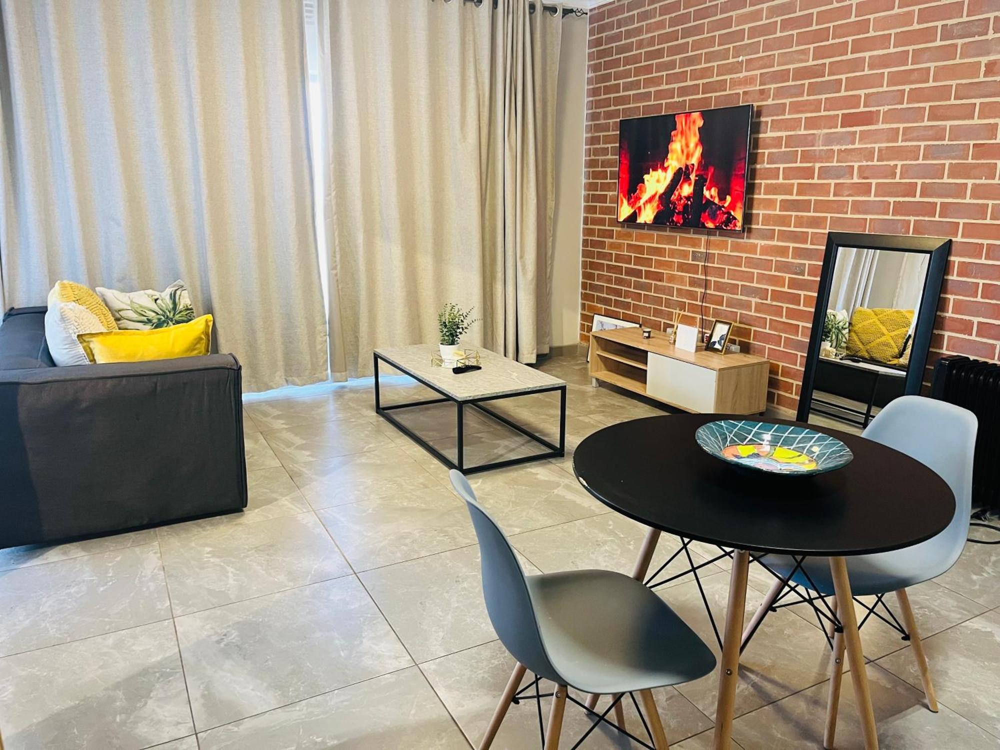 Apartment 5 Elizabeth Place - Beautiful Self Catering 1 Bedroom Unit Next To Kyalami Racetrack With Free Wifi - Swimming Pool Gym And Restaurant - Perfect For A Couple In Waterfall