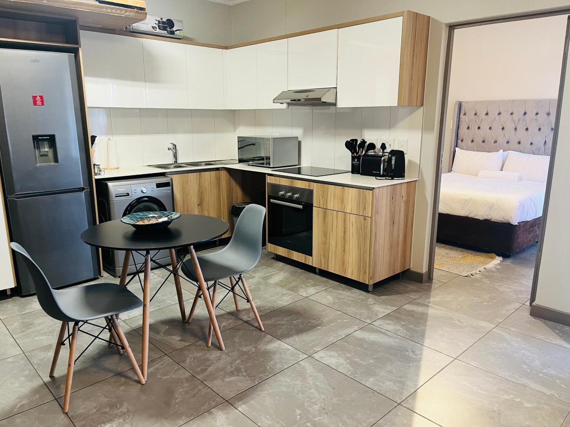 5 Elizabeth Place - Beautiful Self Catering 1 Bedroom Unit Next To Kyalami Racetrack With Free Wifi - Swimming Pool Gym And Restaurant - Perfect For A Couple In Waterfall Apartment *