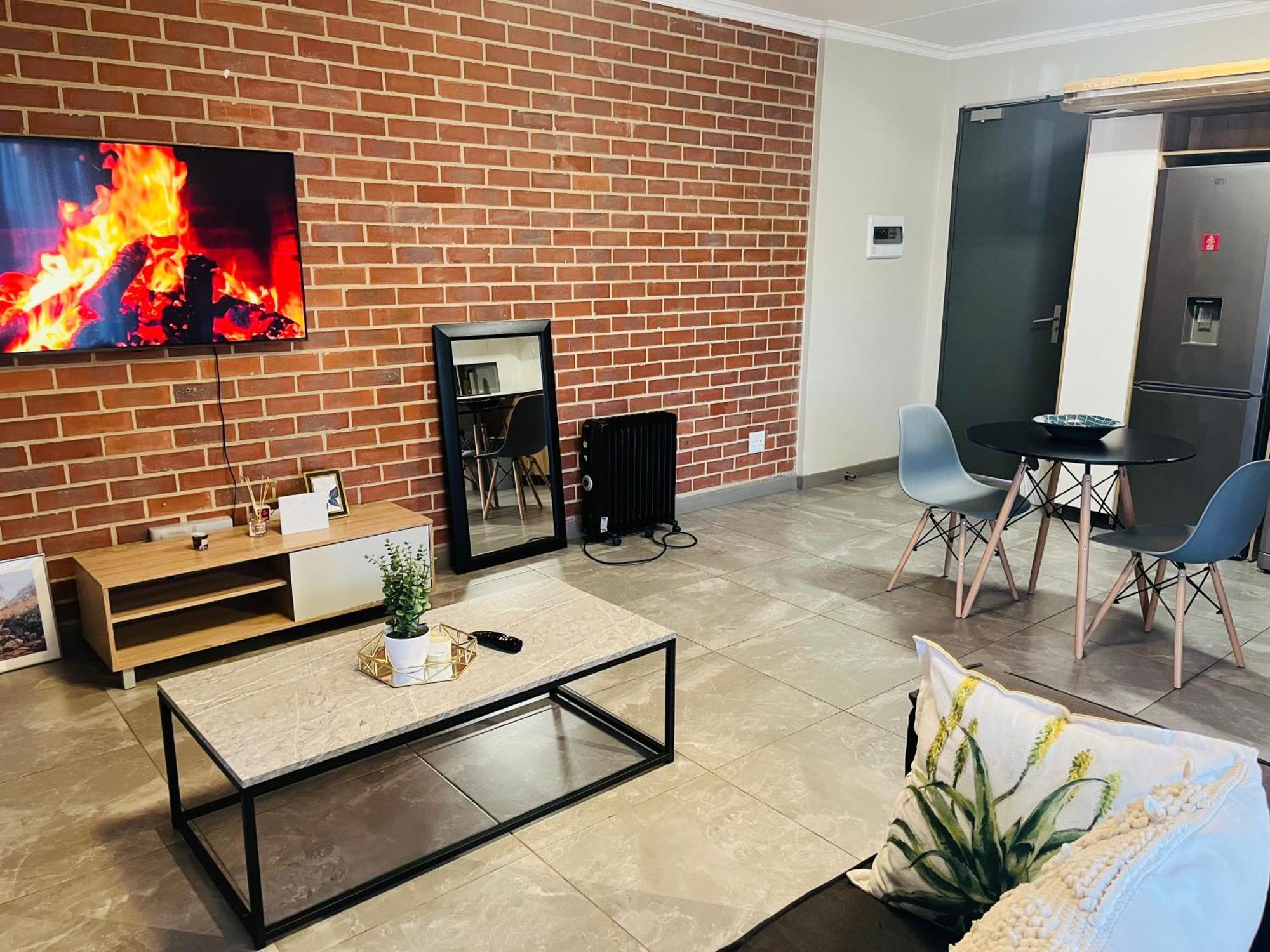 Apartment 5 Elizabeth Place - Beautiful Self Catering 1 Bedroom Unit Next To Kyalami Racetrack With Free Wifi - Swimming Pool Gym And Restaurant - Perfect For A Couple In Waterfall *