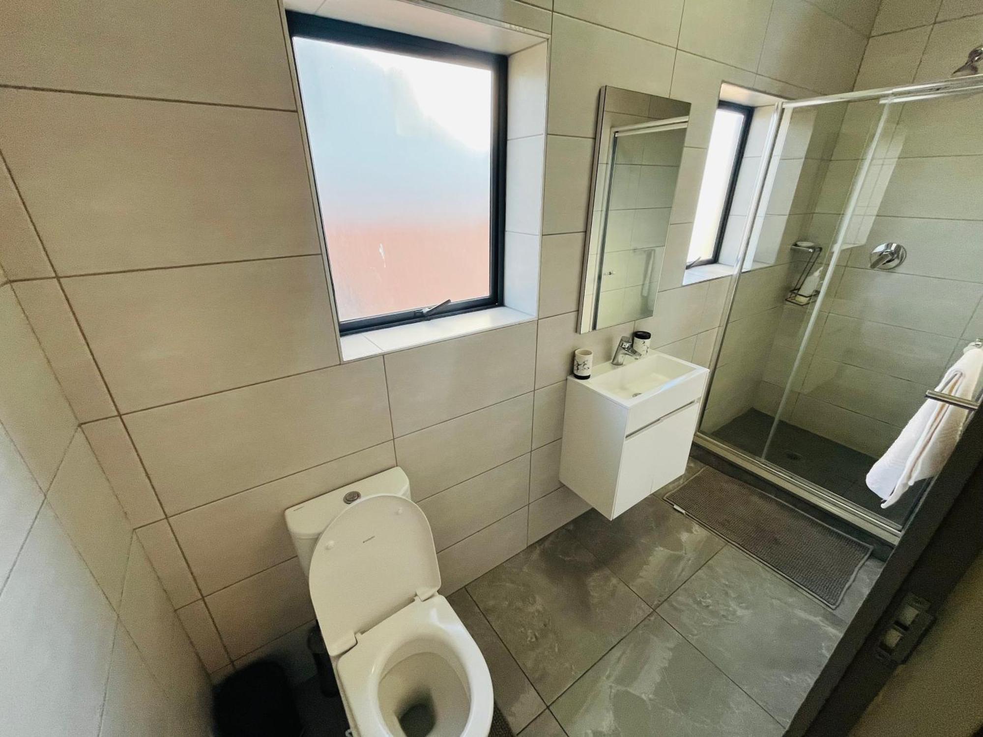Apartment 5 Elizabeth Place - Beautiful Self Catering 1 Bedroom Unit Next To Kyalami Racetrack With Free Wifi - Swimming Pool Gym And Restaurant - Perfect For A Couple In Waterfall Midrand