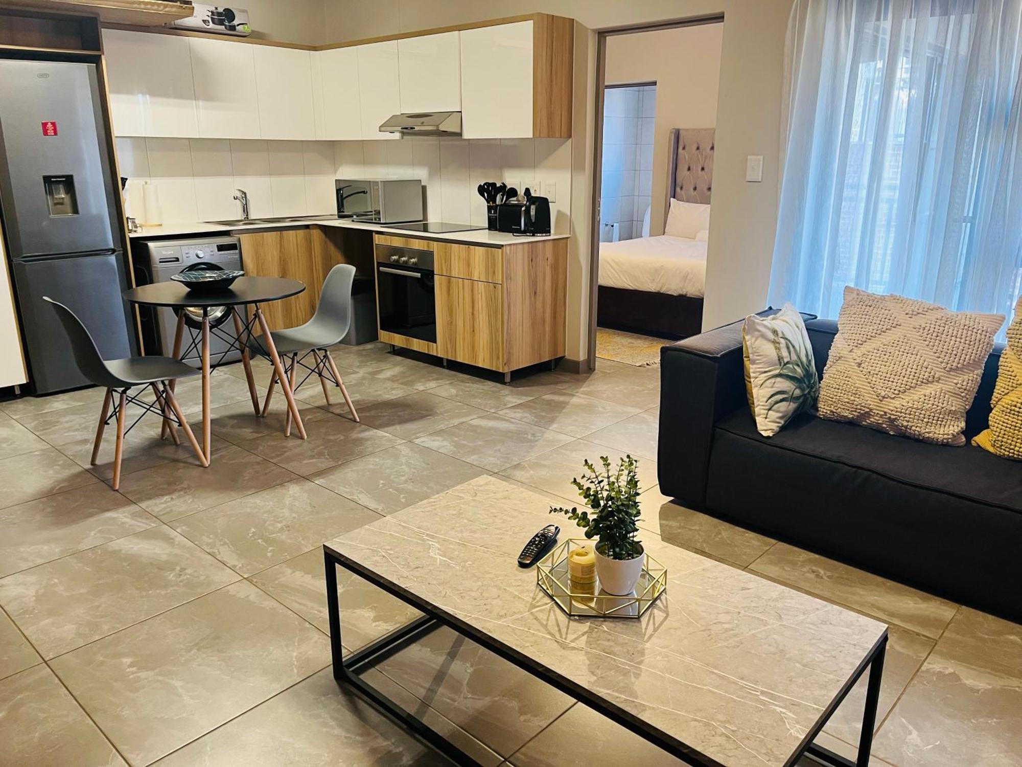 5 Elizabeth Place - Beautiful Self Catering 1 Bedroom Unit Next To Kyalami Racetrack With Free Wifi - Swimming Pool Gym And Restaurant - Perfect For A Couple In Waterfall *