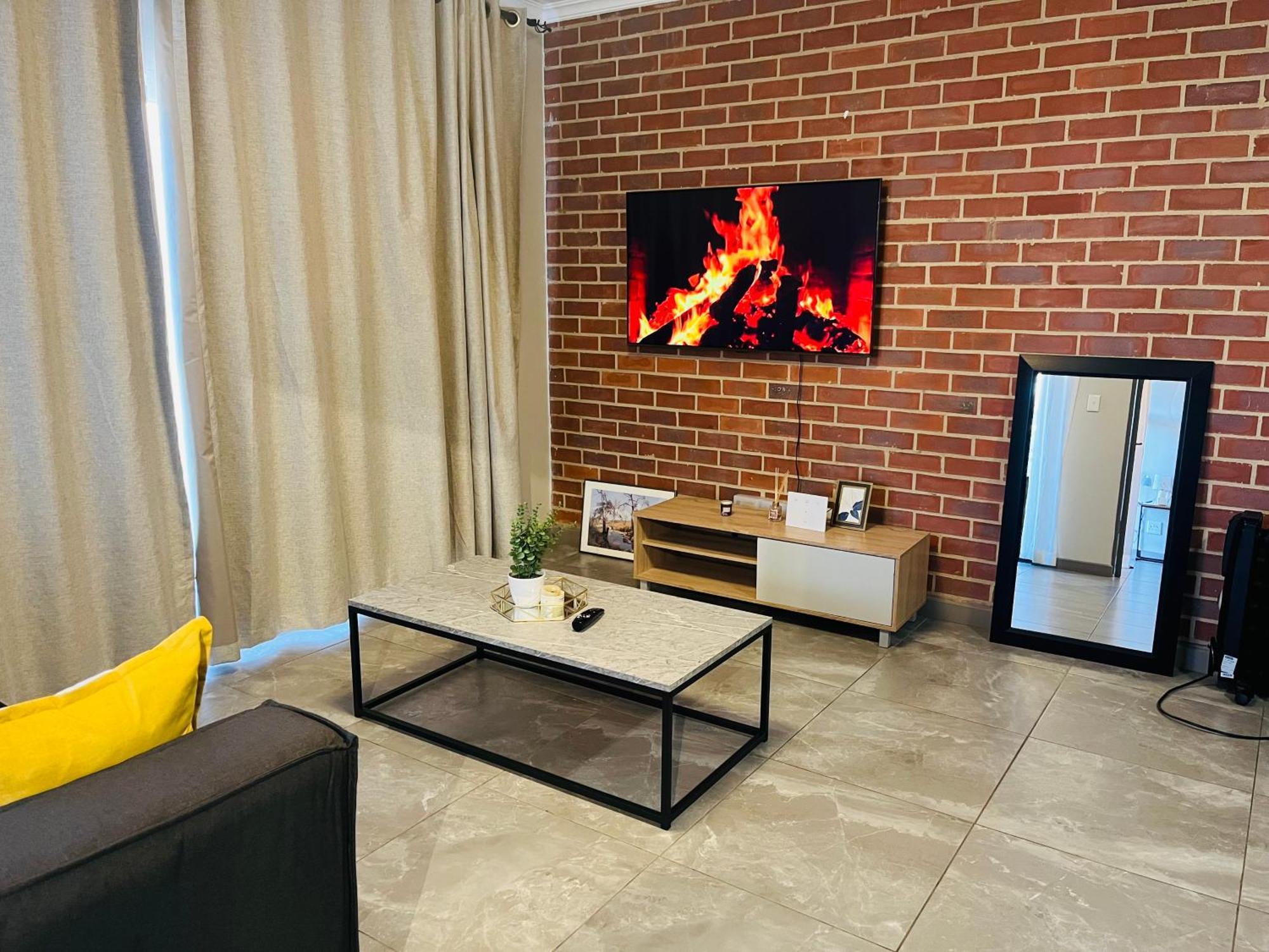 5 Elizabeth Place - Beautiful Self Catering 1 Bedroom Unit Next To Kyalami Racetrack With Free Wifi - Swimming Pool Gym And Restaurant - Perfect For A Couple In Waterfall Apartment