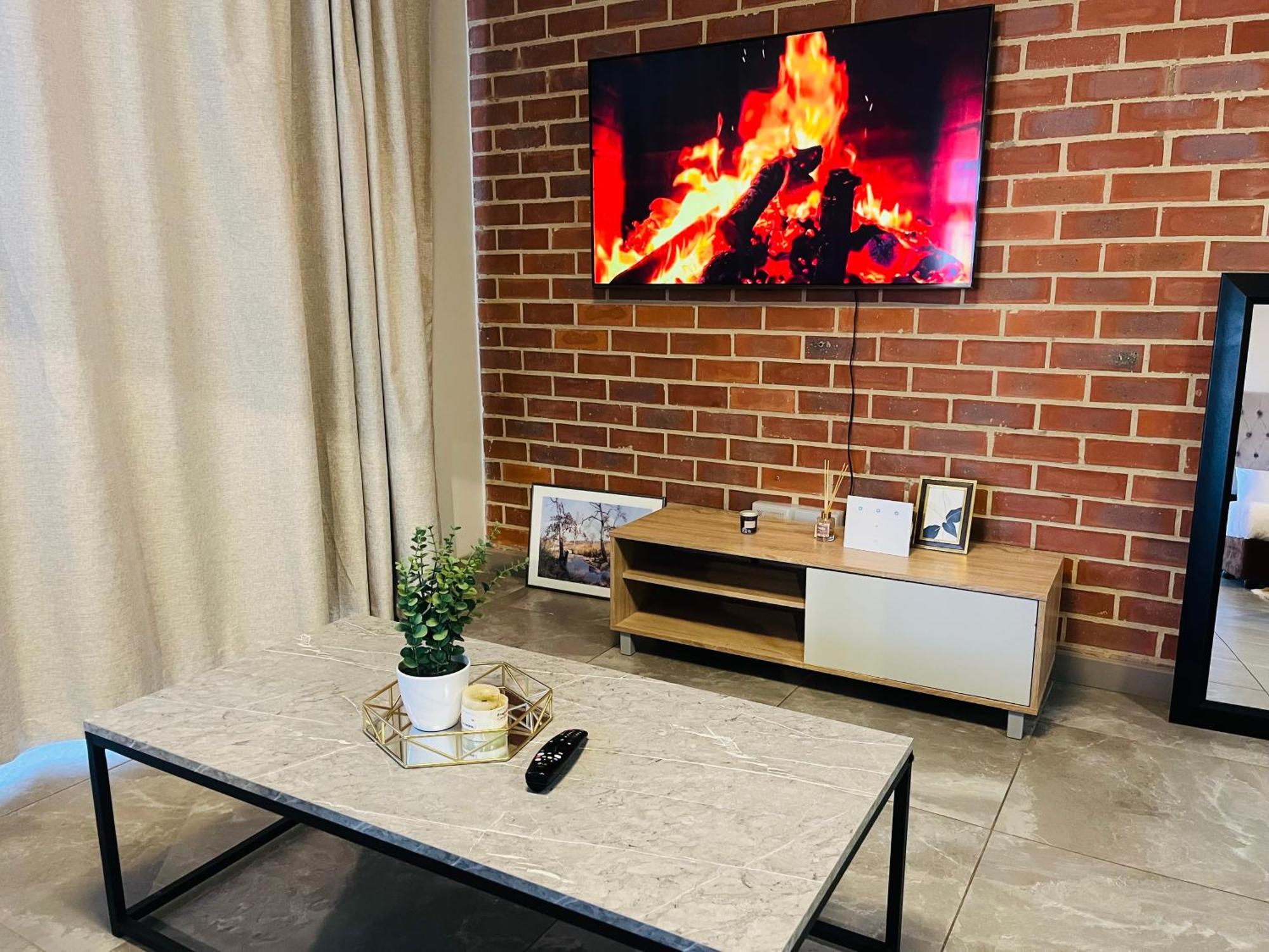 Apartment 5 Elizabeth Place - Beautiful Self Catering 1 Bedroom Unit Next To Kyalami Racetrack With Free Wifi - Swimming Pool Gym And Restaurant - Perfect For A Couple In Waterfall
