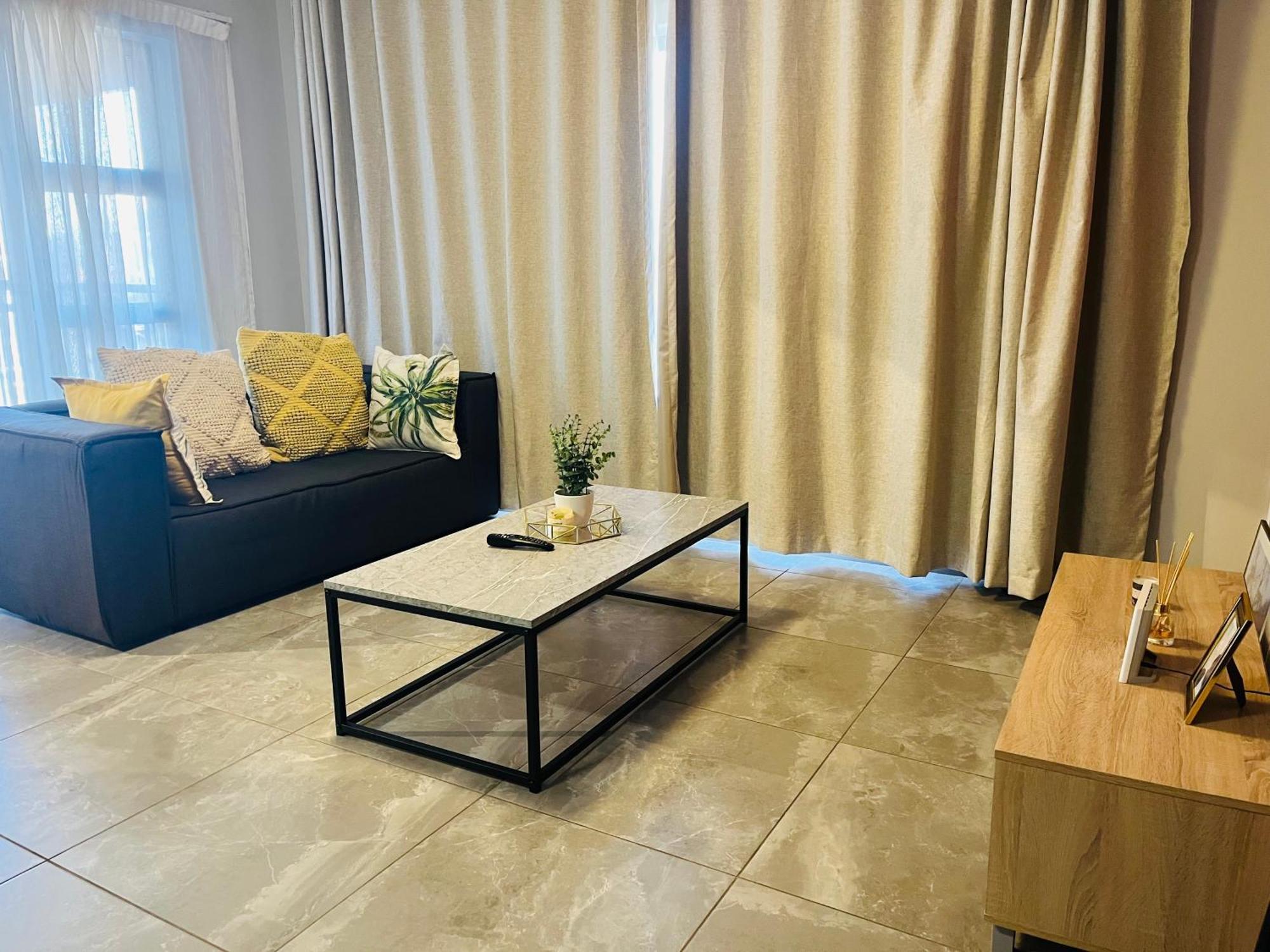 5 Elizabeth Place - Beautiful Self Catering 1 Bedroom Unit Next To Kyalami Racetrack With Free Wifi - Swimming Pool Gym And Restaurant - Perfect For A Couple In Waterfall Apartment *