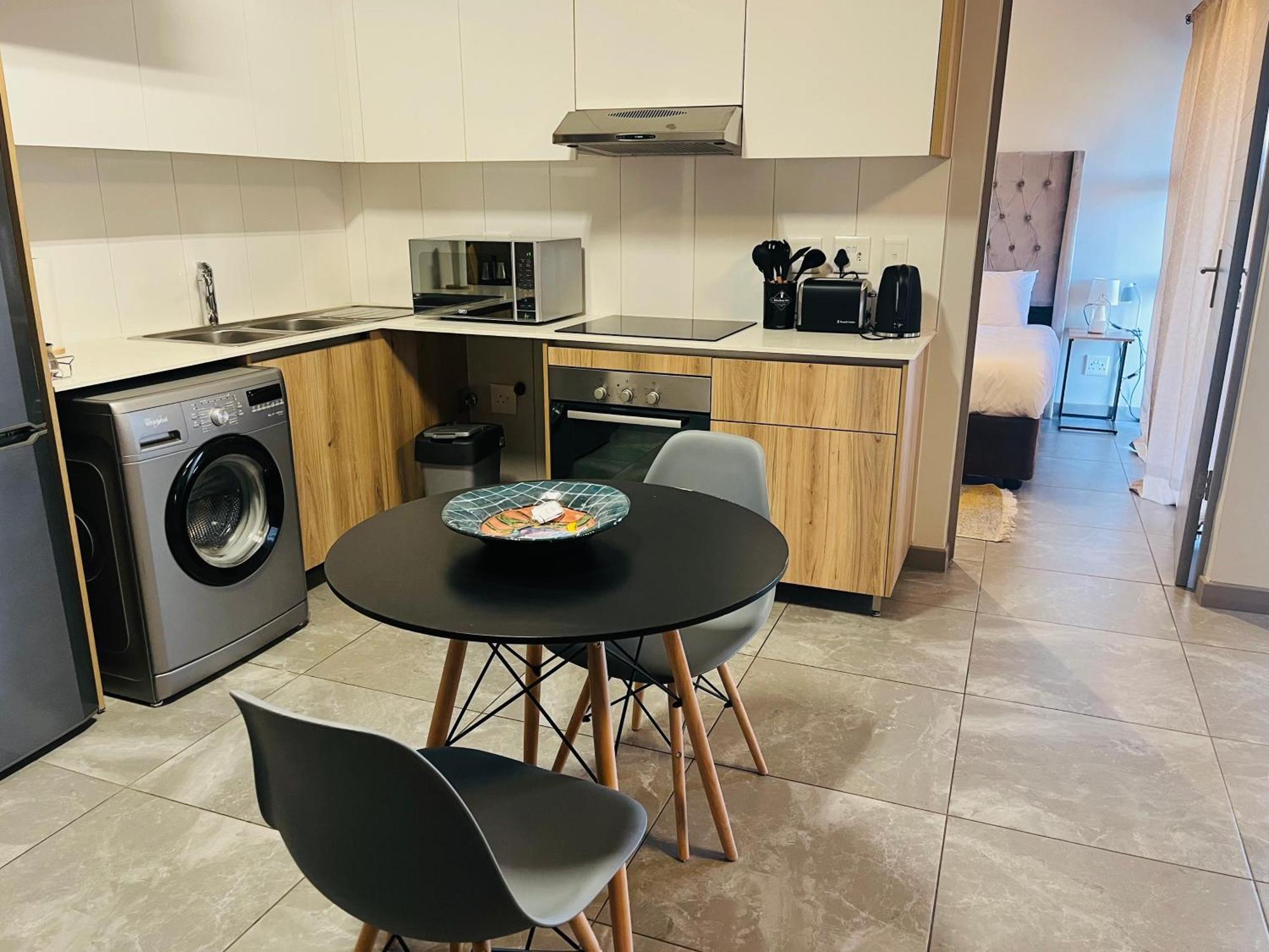 Apartment 5 Elizabeth Place - Beautiful Self Catering 1 Bedroom Unit Next To Kyalami Racetrack With Free Wifi - Swimming Pool Gym And Restaurant - Perfect For A Couple In Waterfall *