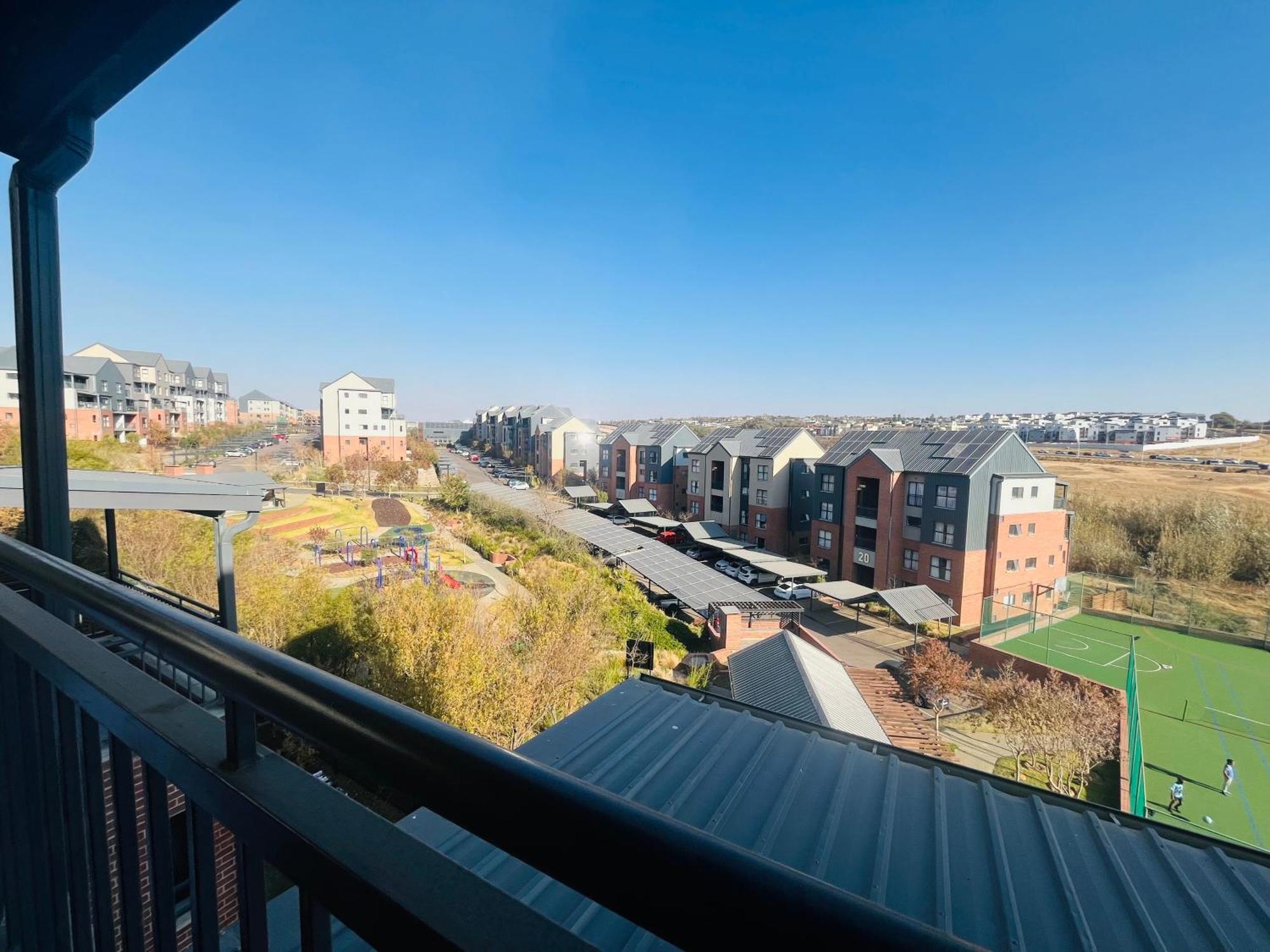 Apartment 5 Elizabeth Place - Beautiful Self Catering 1 Bedroom Unit Next To Kyalami Racetrack With Free Wifi - Swimming Pool Gym And Restaurant - Perfect For A Couple In Waterfall Midrand