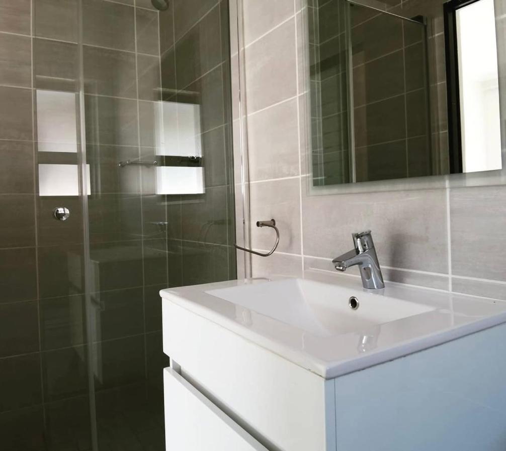 5 Elizabeth Place - Beautiful Self Catering 1 Bedroom Unit Next To Kyalami Racetrack With Free Wifi - Swimming Pool Gym And Restaurant - Perfect For A Couple In Waterfall Apartment
