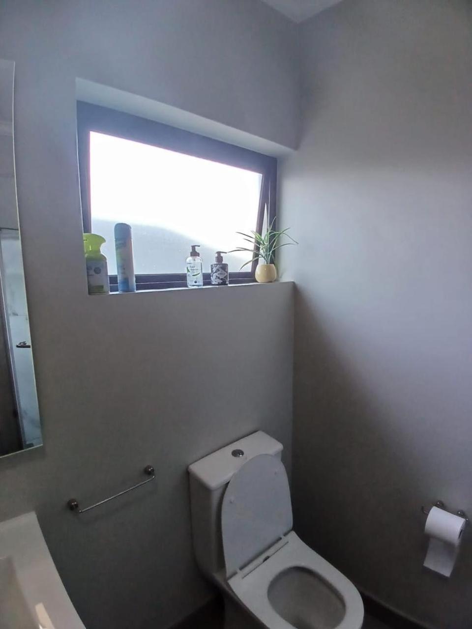 5 Elizabeth Place - Beautiful Self Catering 1 Bedroom Unit Next To Kyalami Racetrack With Free Wifi - Swimming Pool Gym And Restaurant - Perfect For A Couple In Waterfall Apartment *