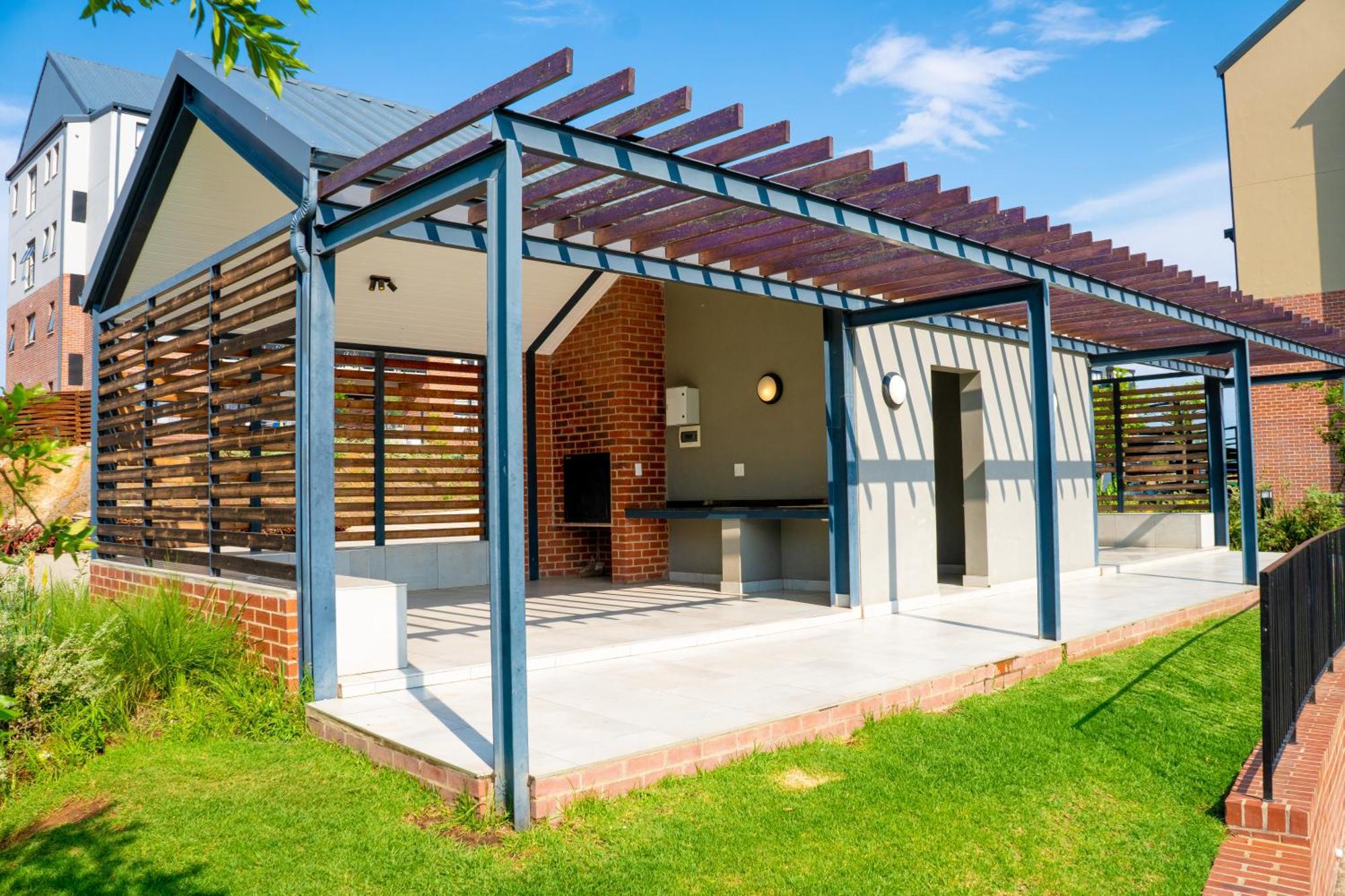 5 Elizabeth Place - Beautiful Self Catering 1 Bedroom Unit Next To Kyalami Racetrack With Free Wifi - Swimming Pool Gym And Restaurant - Perfect For A Couple In Waterfall Midrand