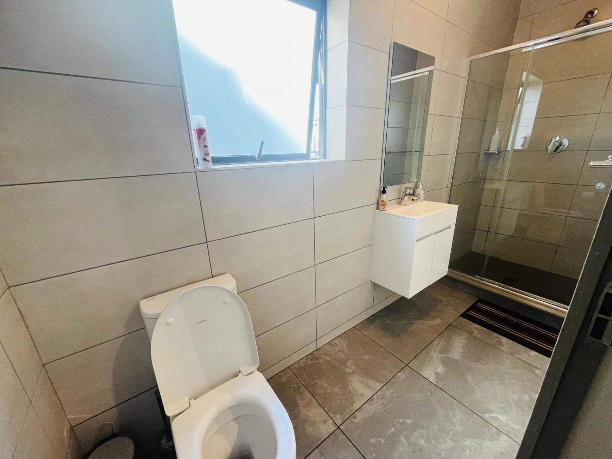 5 Elizabeth Place - Beautiful Self Catering 1 Bedroom Unit Next To Kyalami Racetrack With Free Wifi - Swimming Pool Gym And Restaurant - Perfect For A Couple In Waterfall Apartment