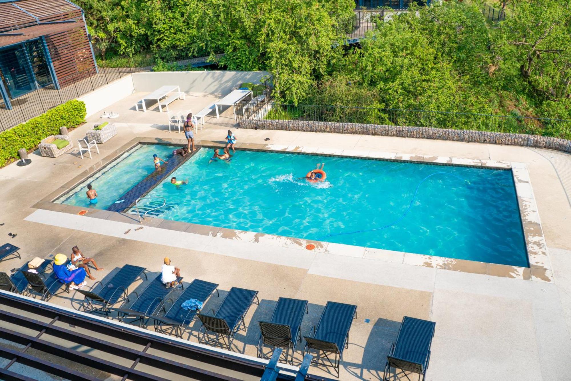 5 Elizabeth Place - Beautiful Self Catering 1 Bedroom Unit Next To Kyalami Racetrack With Free Wifi - Swimming Pool Gym And Restaurant - Perfect For A Couple In Waterfall *